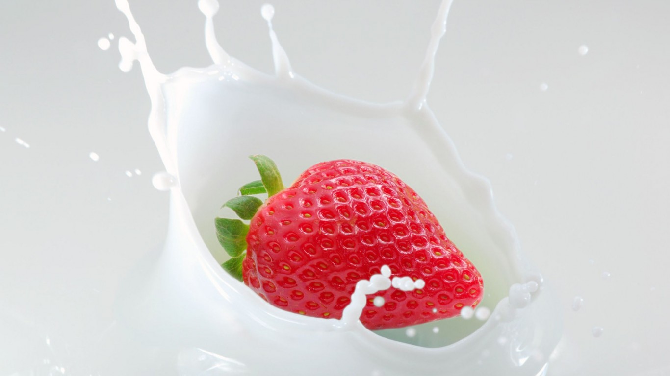 Delicious-strawberry-splash-in-milk-macro-HD-wallpaper_1366x768